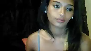 Beautiful desi girl onc am showing clevage