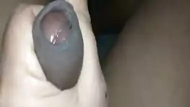 Desi aunty gives handjob