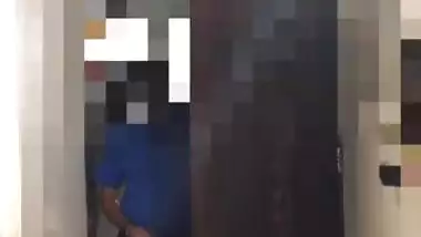 Desi wife towel drop dare in front of delivery boy
