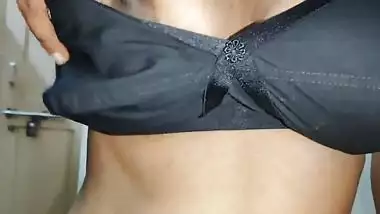 She's really hot to fuck her in saree