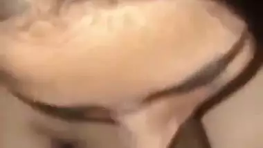 Delhi babe gives a sexy blowjob in Indian sex video