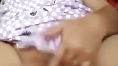 Indian girl masturbation MMS with a big cucumber