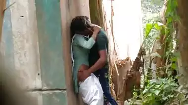 Indian Gym guy standing and fucking GF outdoor spy vid