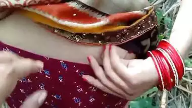 Dehati Bhabhi Went To Take A Piss Outside & Got Fucked