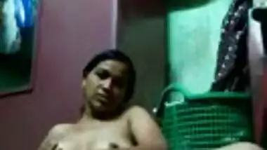 Tamil horny girl fingering herself (hotttt)