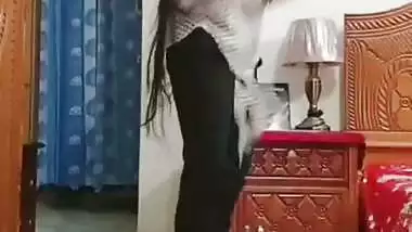 Chamet girl dancing and showing boobs on video call