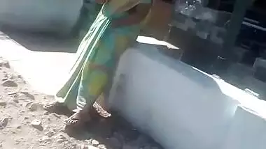 SATIN SILK SAREE DESI AUNTY FINGERING HER PUSSY IN PUBLIC