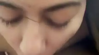 Hindi girl tries blowjob and satisfies boyfriend