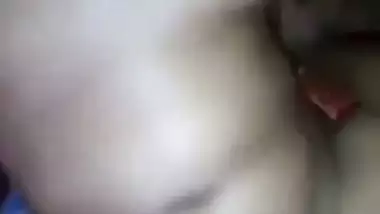 Desi nude lady uses toothpaste to lube her pussy