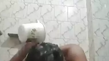 Beautiful and naked Desi Bhabhi washes XXX curves in the bathroom