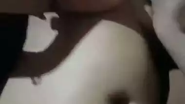 Chubby Bangla lady allows her cousin to press her boobs