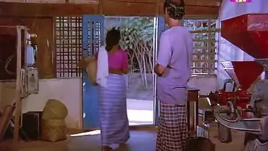 Beena Kumbalangi scenes village beauty dusky in lungi blouse sexy tummy deep navel
