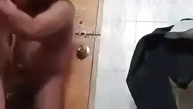 Tenant bangs his landlord’s daughter in Indian MMS porn