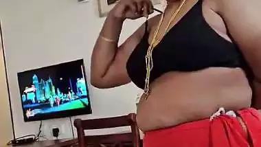 Mature aunty wearing dress and viral boobs showing