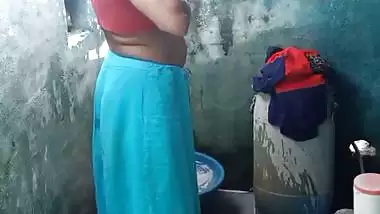 Mature aunty topless bathing caught on camera