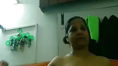 Stepmom naked after bath showing big boobs viral MMS